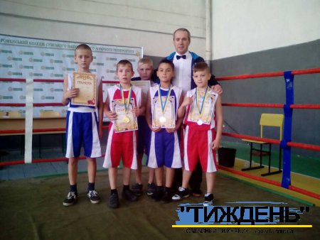 Медальна п`ятірка тростянецьких боксерів на чемпіонаті області