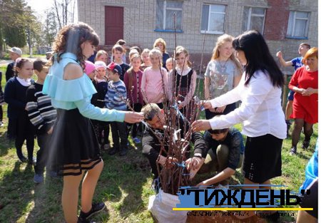 Фруктові деревця від Аграрної партії поповнили шкільний садок Білки