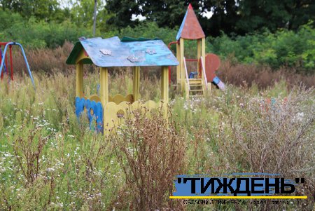 На Тростянеччині сільський дитсадок і кладовище заросли бур`янами