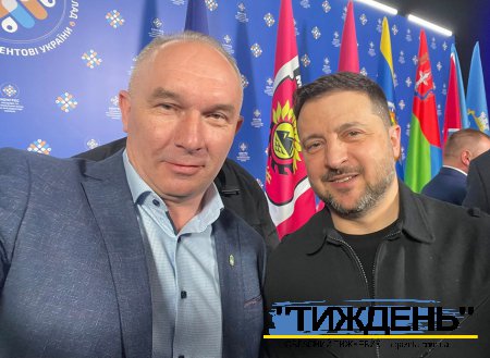 Знак вдячності: Тростянецький мер від своєї громади подарував Президентові книгу, марку і медальйон