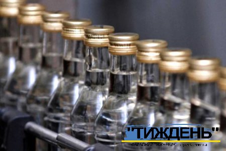 В Україні зростають мінімальні ціни на алкогольні напої. Так, ціна за 0,5 літра 40% -ної горілки зросте з 79,55 гривень до 89,40, або на 12,4%. Постанова Кабміну прийнята 5 вересня, яка вступає в силу через 10 днів після опублікування