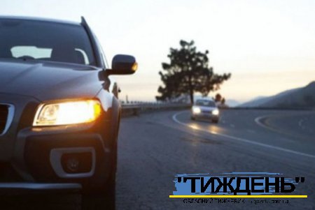 З початку жовтня для українських водіїв вступили в силу деякі зміни поведінки на дорогах. Серед них - - увімкнення світла фар за населеними пунктами