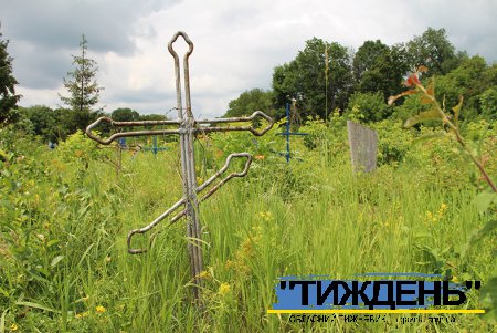 На Тростянеччині сільське кладовище заросло бурянами