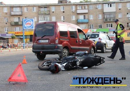 У центрі Тростянця не розминулися автомобіль Renault Kangoo з мотоциклом Lifan