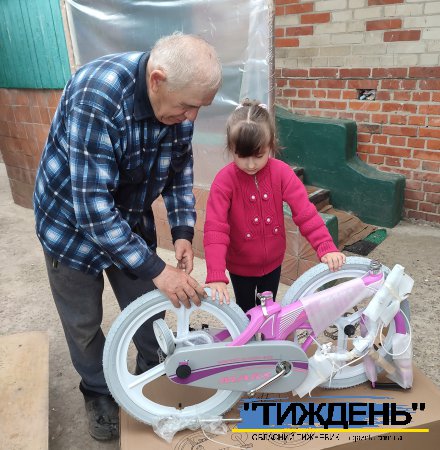 Волонтер із Одеси подарував семирічній сироті з Тростянця модерновий дитячий велосипед