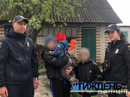 Поліцейські з подарунками для дітей завітали в родини вимушених переселенців