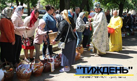 Великодні богослужіння у Тростянці обʼєднали людей у молитві за воїнів, які захищають Україну