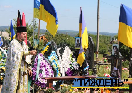 У Тростянці на Алеї Слави помолилися за захисників, які віддали життя за свободу України