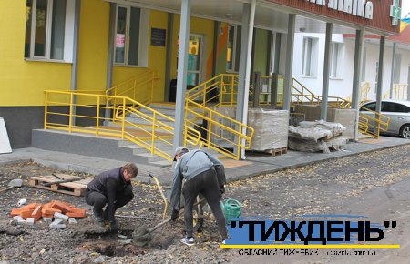 В рамках відновлення в Тростянецькій лікарні будівельники влаштовують систему водовідведення