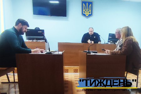 Слухання судової справи у обвинуваченні посадовиці Тростянецької міськради почалося з ... "проколу" прокурора