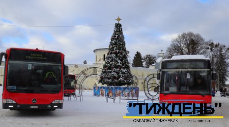 Подаровані швейцарськими партнерами автобуси виставили біля центральної новорічної ялинки Тростянця