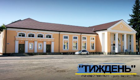 Незрозумілий демонтаж: у Тростянці після ремонту на вході будинку культури не стало пандусу