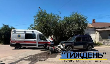 Не розминулися: автомобіль наїхав на мотоцикліста не надавши переваги зустрічному транспорту