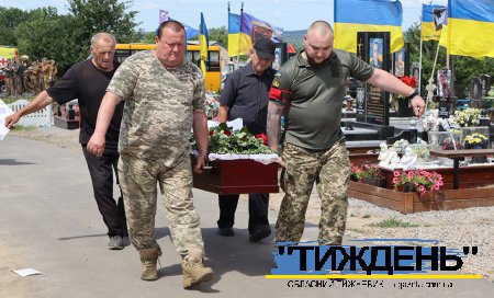 Тростянецька громада провела в останню дорогу захисника Олександра Ленця