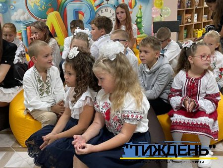 Після тривалого навчання в онлайн у двох селах Тростянецької громади діти вперше сіли за шкільні парти